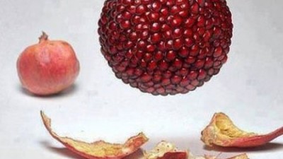 껍질 벗긴 석류 모습