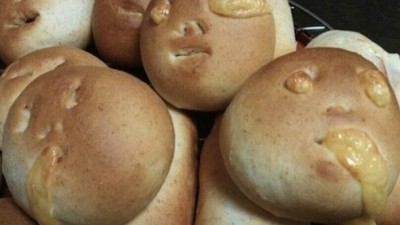 저주받은 빵…보기만 해도 오싹해져