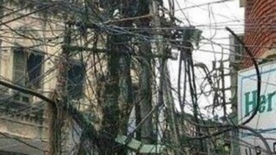 절대 못 고칠 전봇대…“고치려고 하다간 온 몸에…”