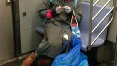 지하철에서 만난 외계인 보는 이들 흠칫