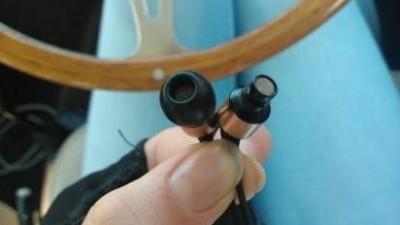 주인을 당황시킨 이어폰…“빠지면 바닥에 잘 굴러”