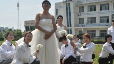 보자마자 웃음 빵 엽기 결혼식 컨셉 졸업 사진 알고보니…