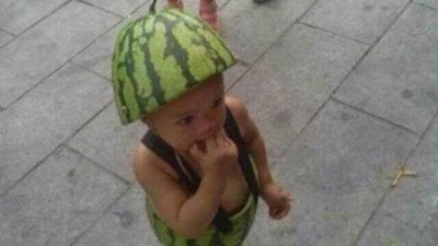 수박으로 만든 옷 입은 아기 ‘인기폭발’