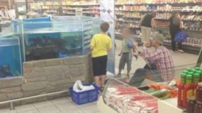 물불 안 가리는 낚시꾼, 마트서 여유로운 한때 ‘민폐 끝판왕’