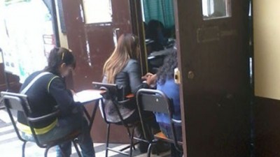공부를 사랑하는 학생들, 복도까지 나와…‘활활