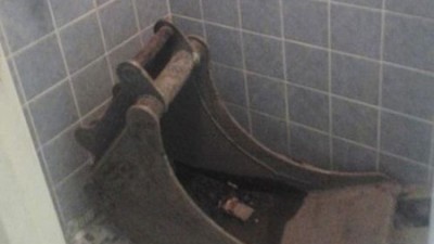 샤워실의 중장비 미스터리, 아침에 화장실 갔더니…‘식겁’