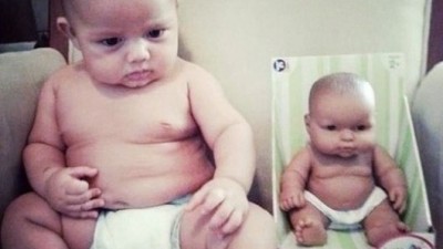 도플갱어 아기와 인형, ‘어쩜 이리 똑같을 수가.. 엄마도 헷갈릴 듯’