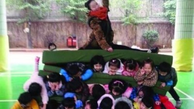 아이 18명 위에 女교사가 앉아… ‘인간 햄버거’