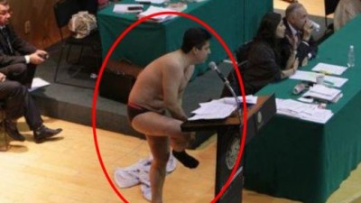 “절대 안돼!” 의회서 팬티만 입고 반대연설한 국회의원 화제
