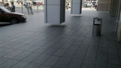 공중에 뜬 기둥, 뭘 또 이렇게 떠 있어, 붙여주고 싶게
