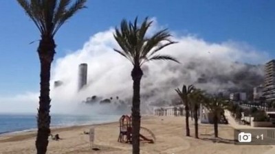해변 뒤덮은 ‘미스터리 거대 구름’