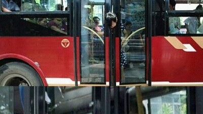 버스 잘좀보고 내립시다