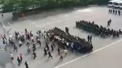 미친 동영상 이라고 소개된 한국의 시위진압 동영상